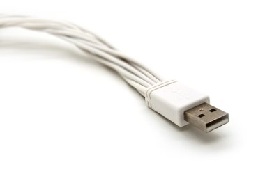 usb ile şarj fişleri beyaz zemin üzerine