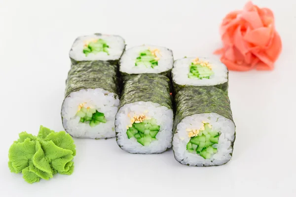 Японская кухня - суши и роллы — стоковое фото