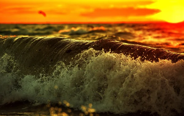 Vagues au coucher du soleil — Photo