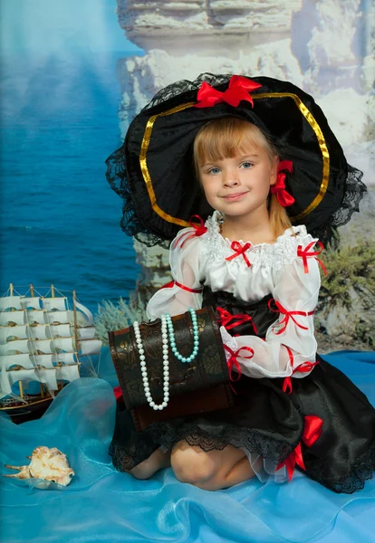 Menina bonito com uma caixa em suas mãos em um chapéu contra o mar — Fotografia de Stock