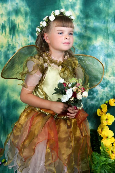 Krásná dívka v lehké šaty s křídly v věnec na gree — Stock fotografie