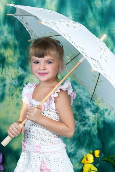 Portret van een mooi meisje met een opengewerkte gebreide jurk umbrell — Stockfoto