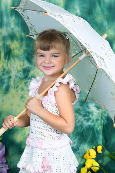 Portrait d'une jolie fille avec un parapluie tricoté ajouré — Photo