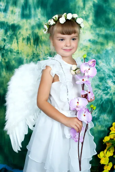 Fille gaie avec des ailes d'ange avec des orchidées roses — Photo