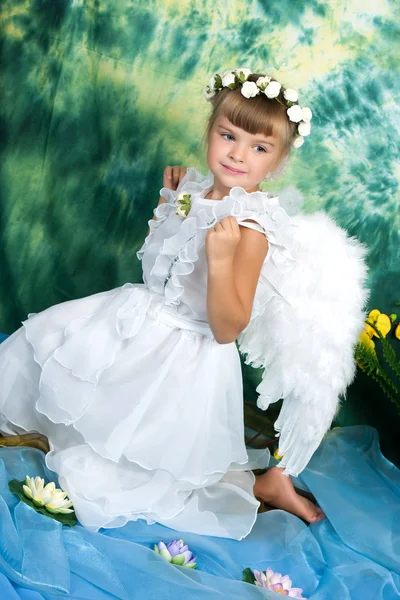 Jolie fille avec des ailes d'ange et une robe blanche — Photo