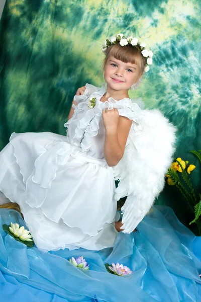 Leuk meisje met engel vleugels en een witte jurk — Stockfoto