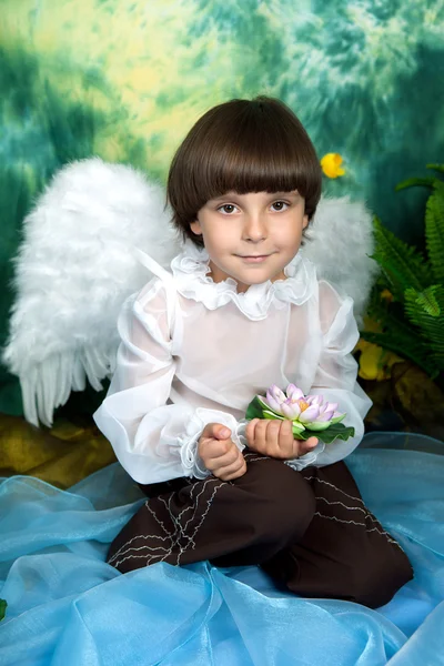 Красивий хлопчик з ангельськими крилами — стокове фото