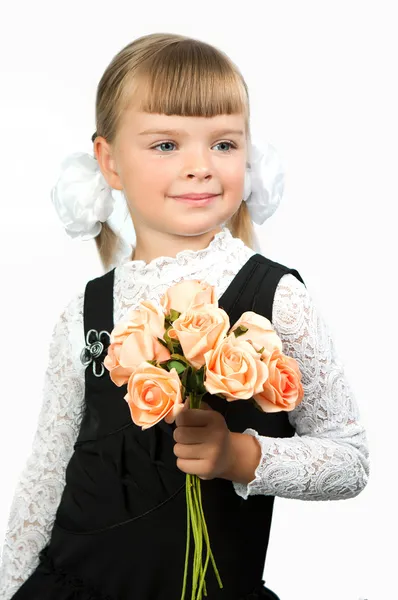 Primeira menina graduador em uniforme escolar com um buquê de flores — Fotografia de Stock
