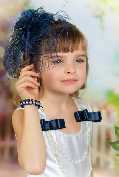 Retro retrato de una chica bonita en un sombrero — Foto de Stock