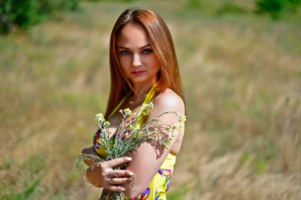 Hermosa Mujer Sexy Campo Con Flores Silvestres — Foto de Stock