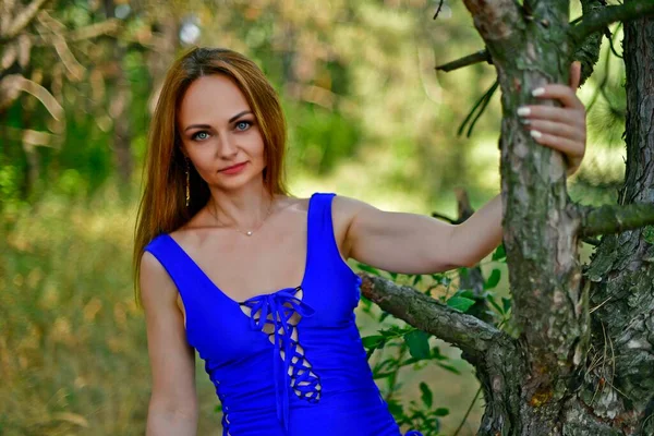 Vacker Ung Kvinna Blå Baddräkt Ett Ovanligt Träd — Stockfoto