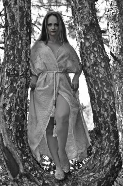 Ormanın çalılıklarında, orman elfi şeklinde güzel bir kadın..