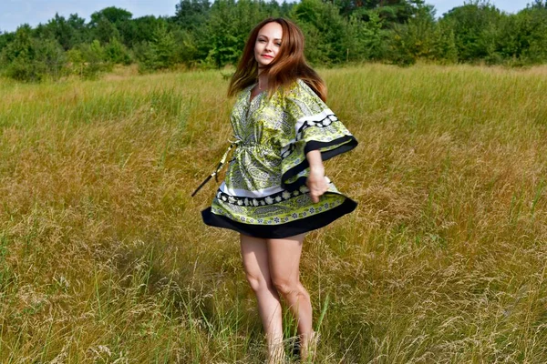 Mooie Jonge Vrouw Plukken Wilde Bessen Zomer Het Bos — Stockfoto