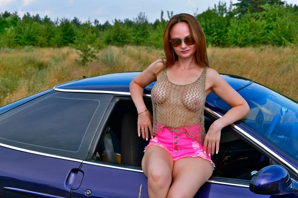 Spor Bir Arabanın Arka Planında Çıplak Güzel Bir Kadın — Stok fotoğraf