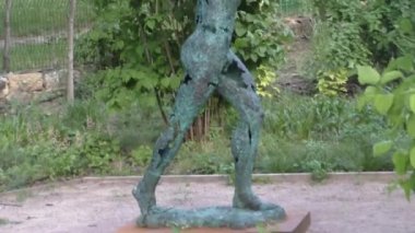 Ukrayna, Odessa 24.05.2021. Çocuklu iki aile baharın başlarında Shevchenko Parkı 'nda yürüyüş yapıyor. Taras Shevchenko anıtı, V-V katılımcılarının 