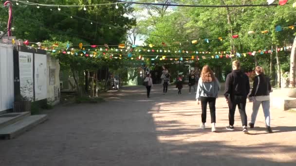 Ucrania Odessa 2021 Dos Familias Con Niños Están Caminando Parque — Vídeos de Stock
