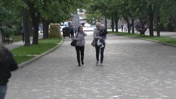 Ukraine Odessa 2021 两个有孩子的家庭将于早春在舍甫琴科公园散步 塔拉斯 舍甫琴科纪念碑 的参与者的 名人行走 和无名水手纪念碑 — 图库视频影像