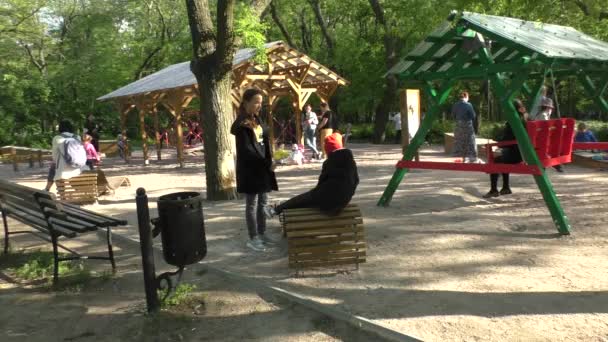 Ukraine Odessa 2021 Zwei Familien Mit Kindern Gehen Schewtschenko Park — Stockvideo