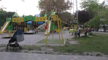 Ukrayna, Odessa 24.05.2021. Çocuklu iki aile baharın başlarında Shevchenko Parkı 'nda yürüyüş yapıyor. Taras Shevchenko anıtı, V-V katılımcılarının 