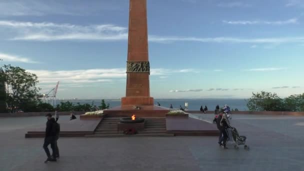 Ukraine Odessa 2021 两个有孩子的家庭将于早春在舍甫琴科公园散步 塔拉斯 舍甫琴科纪念碑 的参与者的 名人行走 和无名水手纪念碑 — 图库视频影像