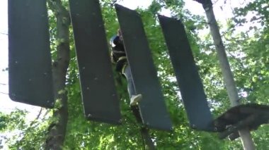 Baharın başında iki aile şehir parkında yürüyor, çocuklar gezintiye çıkıyor..