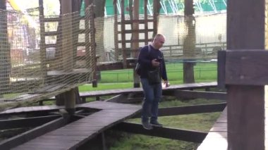 Baharın başında iki aile şehir parkında yürüyor, çocuklar gezintiye çıkıyor..