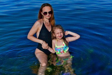 Karadeniz 'de güzel bir mayo giymiş güzel olgun bir kadın..