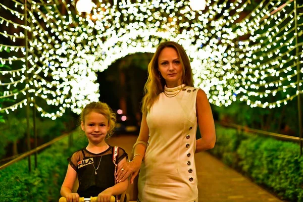 Una Hermosa Mujer Con Niño Una Niña Están Caminando Parque — Foto de Stock