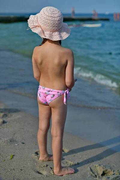 Niña Jugando Orilla Del Mar Negro Arena — Foto de Stock