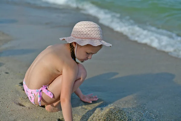 Niña Jugando Orilla Del Mar Negro Arena —  Fotos de Stock