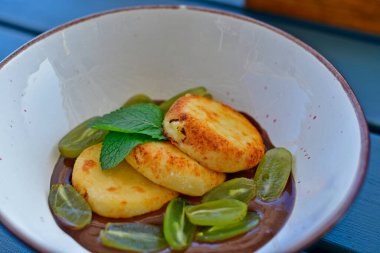 Çikolata soslu, üzümlü peynirli kekler, restoran servisi..