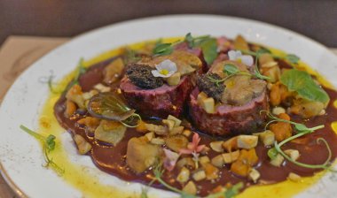 Nefis soslu ördek göğsü, restoran servisi..