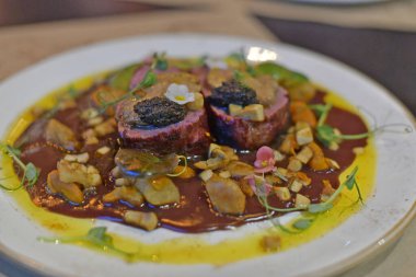 Nefis soslu ördek göğsü, restoran servisi..