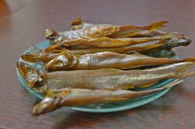 Tütsülenmiş kapelinli balık harika bir biradır..