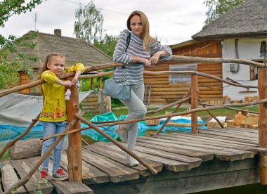 Güzel bir yetişkin kadın ve küçük kızı Sorochinskaya panayırında..