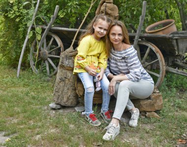 Güzel bir yetişkin kadın ve küçük kızı Sorochinskaya panayırında..