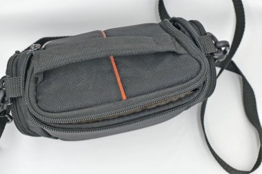 Ukrayna Novomoskovsk 09 / 24 / 2021. Çantalı Panasonic HC-W850 video kamera. Amatör kameralar arasında, bu model kesinlikle birinci sınıf sınıfa atfedilebilir..