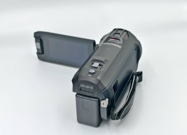 Ukrayna Novomoskovsk 09 / 24 / 2021. Çantalı Panasonic HC-W850 video kamera. Amatör kameralar arasında, bu model kesinlikle birinci sınıf sınıfa atfedilebilir..