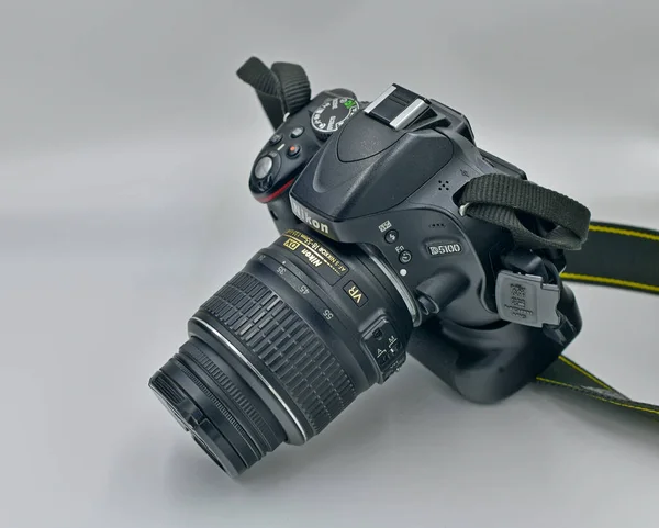 2021年9月24日乌克兰Novomoskovsk相机和一个袋子的运输 Nikon D5100数字单镜头反射镜有索尼Imx 071 Nikon Dx作物因子传感器 并接受F Mount镜头 — 图库照片