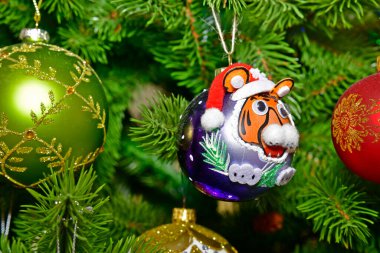 Noel ve yeni yıl için güzel Noel baloları, oyuncaklar ve süslemeler.