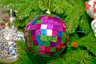 Noel ve yeni yıl için güzel Noel baloları, oyuncaklar ve süslemeler.