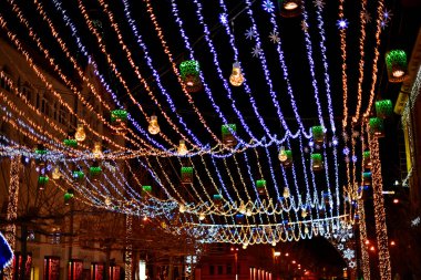 Ukrayna, Dnepropetrovsk 01 / 08 / 2022. Madalyalı şehir, yılbaşı süsleri, akşamları Noel süsleri..