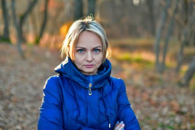 Sonbaharın sonlarında anne babasıyla pikniğe giden kız çocuğu..