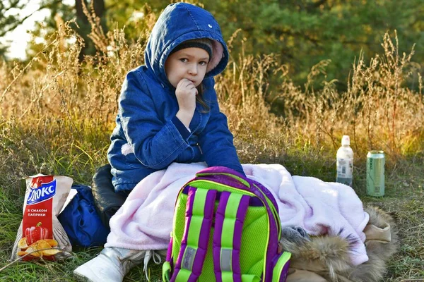 Six Year Old Girl Autumn Barbecue — Stock Photo, Image