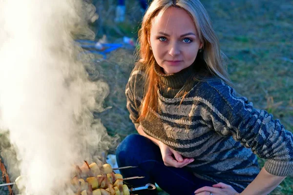 Dziewczynka Późną Jesienią Rodzicami Pikniku — Zdjęcie stockowe