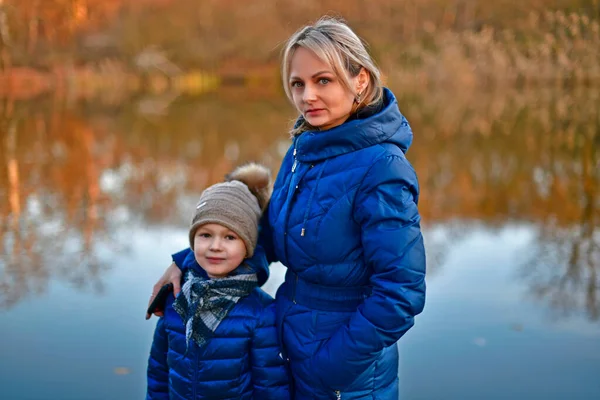 Niña Finales Otoño Con Los Padres Picnic — Foto de Stock