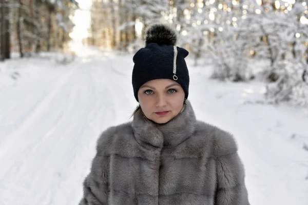 Mor Och Dotter Flickor Vacker Fantastisk Snöig Skog — Stockfoto