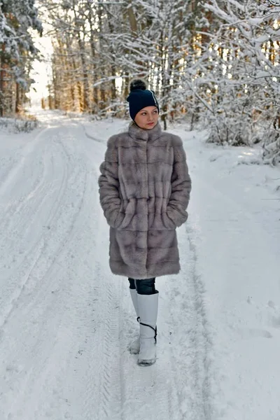 Mor Och Dotter Flickor Vacker Fantastisk Snöig Skog — Stockfoto