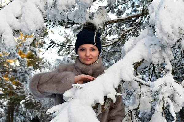 Mor Och Dotter Flickor Vacker Fantastisk Snöig Skog — Stockfoto