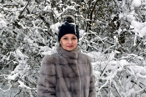 Passeggiata Madre Figlia Ragazze Una Bella Favolosa Foresta Innevata — Foto Stock